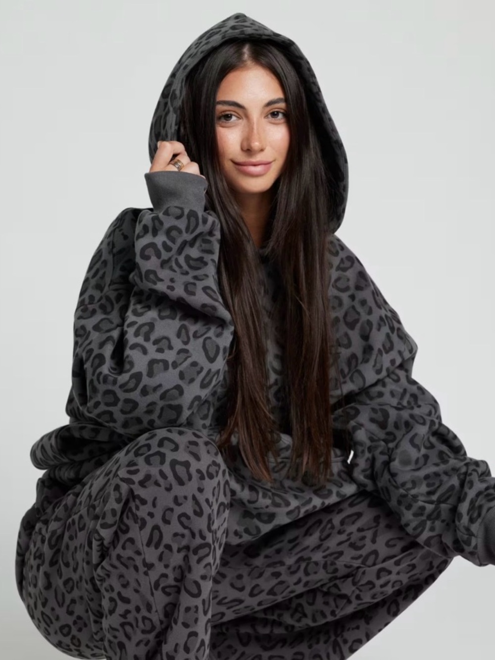 Comfrt Panther Minimalist Sweatshirt and Sweatpants Set